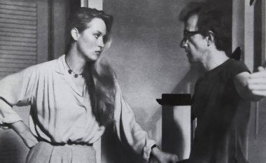 Viersen, Almanya - 3 Haziran. 2024: Meryl Streep ve Woody Allen 'ın 1979' dan itibaren Manhattan 'daki eski dergi fotoğrafı (sol kişiye odaklan)