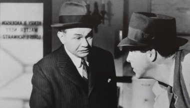 Viersen, Almanya - 3 Haziran. 2024: Edward G. Robinson ve Fred MacMurray 'in 1944' teki Çifte Tazminat 'taki eski dergi fotoğrafı (sol kişiye odaklan)