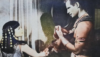 Viersen, Almanya - 3 Haziran. 2024: Anne Baxter 'ın Nefertari rolünde ve Charlton Heston' ın 1956 'dan beri Musa rolünde olduğu eski dergi fotoğrafı (doğru kişiye odaklan)