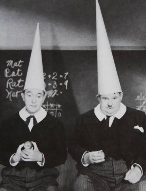Viersen, Almanya - 1 Temmuz. 2024: Stan Laurel ve Oliver Hardy 'nin 1940' tan beri Oxford 'daki A Chump filminde çekilmiş eski dergi fotoğrafı (doğru kişiye odaklan)