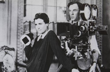 Viersen, Almanya - 1 Temmuz. 2024: Amerikalı film yönetmeni Dorothy Arzner 'ın 1927' deki Get Your Man 'i çekerken çektiği eski dergi fotoğrafı (sol kişiye odaklan)