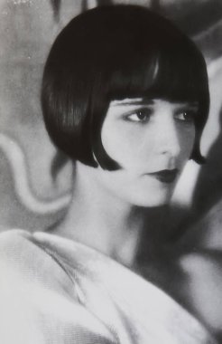 Viersen, Almanya - 1 Temmuz. 2024: Amerikan aktris Louise Brooks 'un 1920' lerden kalma eski bir dergi portresi)
