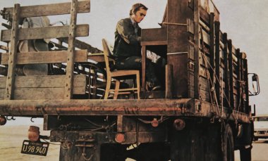 Viersen, Almanya - 1 Temmuz. 2024: Jack Nicholson 'ın 1970' ten kalma Beş Kolay Parça 'da piyano çalarken çekilmiş eski dergi fotoğrafı (kişiye odaklan)