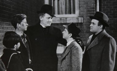 Viersen, Almanya - 1 Temmuz. 2024: Spencer Tracy ve Mickey Rooney 'nin 1938' den beri Men of Boys Town 'daki eski dergi fotoğrafı (merkezi kişilere odaklan)