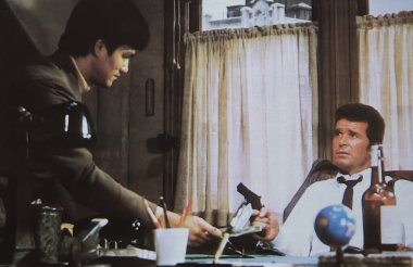 Viersen, Almanya - 5 Mayıs. 2024: James Garner ve Bruce Lee 'nin 1969 tarihli Marlowe filmi dergisi fotoğrafı (doğru kişiye odaklan)