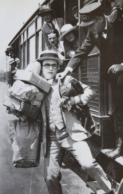 Viersen, Almanya - 5 Mayıs. 2024: Harold Lloyd 'un 1924' ten beri trende başı dertte olan eski bir dergi fotoğrafı (merkezi kişiye odaklan)
