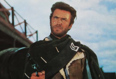 Viersen, Almanya - 5 Mayıs. 2024: Clint Eastwood 'un 1964' ten kalma bir avuç dolusu dolardaki eski dergi fotoğrafı)