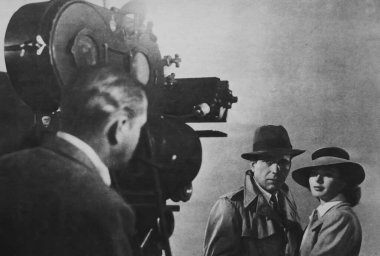 Viersen, Almanya - 5 Mayıs. 2024: 1942 yılında Casablanca 'da çekilen Humphrey Bogart ve Ingrid Bergman' ın eski dergi fotoğrafı (doğru kişilere odaklan)