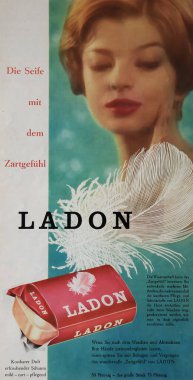Viersen, Almanya - 9 Mayıs. 2024: 1960 yılından Ladon vücut sabunu Alman dergisi reklamı (siyah harflere odaklan)