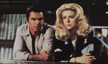 Viersen, Almanya - 13 Mayıs. 2024: Burt Reynolds ve Catherine Deneuve 'un 1975' ten beri Hustle 'da çekilmiş eski dergi fotoğrafı)