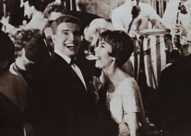 Viersen, Almanya - 6 Mayıs. 2024: Alman aktris Liselotte Pulver ile nişanlısı Helmut Schmid 'in eski dergi fotoğrafı (sağ yüze odaklan)