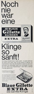 Viersen, Almanya - 6 Mayıs. 2024: Gillette tıraş bıçaklarının eski Alman dergisi reklamı (merkeze odaklan)
