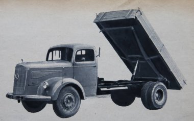 Viersen, Almanya - 8 Mayıs. 2024: Mercedes Benz damperli kamyonun eski dergi fotoğrafı.)