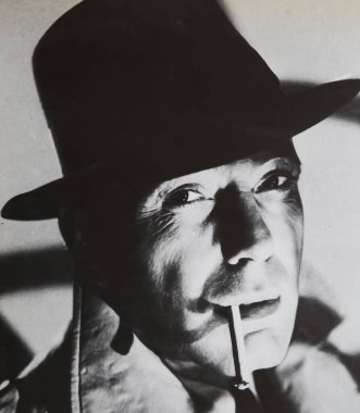 Viersen, Almanya - 8 Mayıs. 2024: Amerikalı aktör Humphrey Bogart 'ın 1940' lardan kalma sigara ve şapkalı eski dergi portresi)