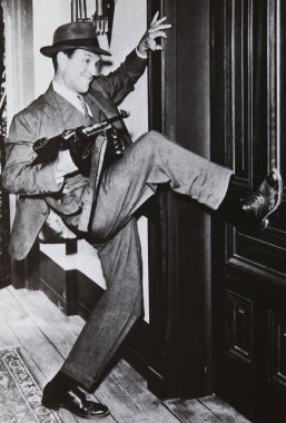 Viersen, Almanya - 8 Mayıs. 2024: Robert Stack 'in 1959' da Yaralı Yüz Çetesi 'nde kapı tekmelerken çekilmiş eski bir dergi fotoğrafı (kişiye odaklan)