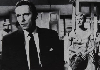 Viersen, Almanya - 8 Mayıs. 2024: Peter Finch ve Virginia McKenna 'nın 1956' daki Alice Gibi Bir Kasabada çekilmiş eski dergi fotoğrafı (sol kişiye odaklan)