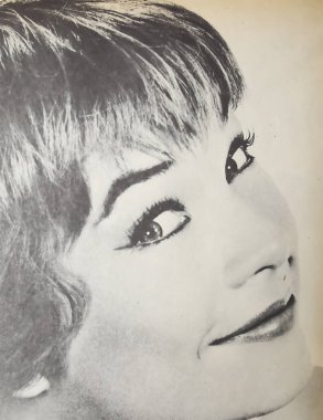 Viersen, Almanya - 9 Haziran. 2024: Amerikalı aktris Shirley MacLaine 'in portresi 1961' den kalma eski bir dergide