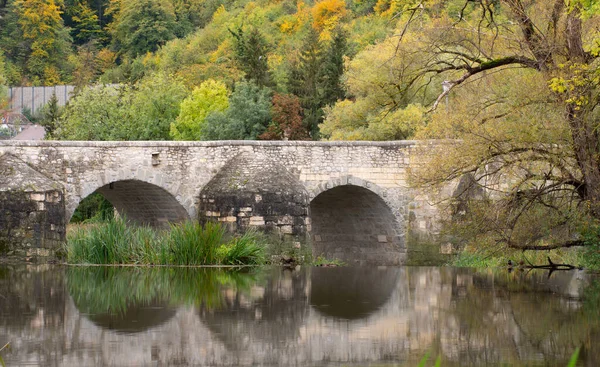 Pont Historique Pierre Avec Plusieurs Arches Rondes Reflète Dans Eau — Photo