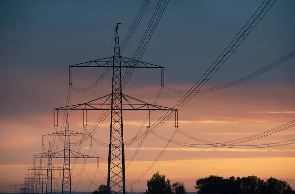 Close Van Grote Bovengrondse Elektriciteitsleidingen Die Elektriciteit Lange Afstanden Transporteren — Stockfoto