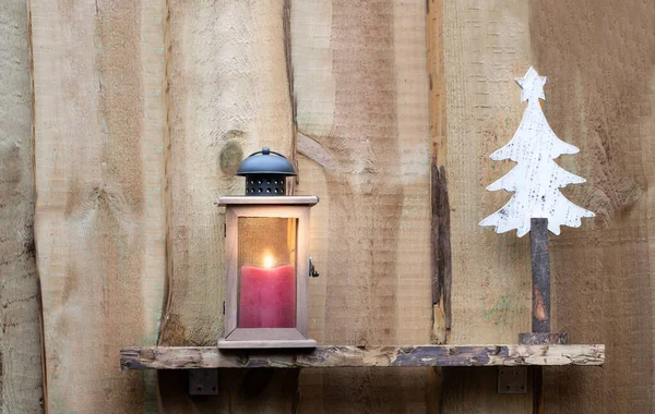 Tło Zbliżenie Starej Latarni Zapaloną Świecą Stojącą Przed Drewnianą Ścianą — Zdjęcie stockowe