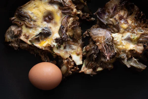 Dos Partes Una Frittata Fresca Hecha Huevos Alcachofas Encuentran Una —  Fotos de Stock