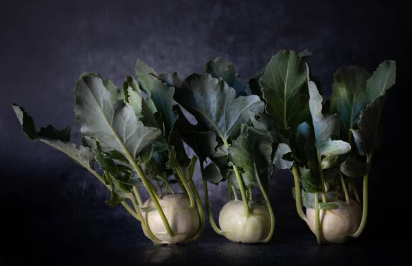 Drei Frisch Geerntete Grüne Kohlrabi Stehen Nebeneinander Das Gemüse Ist — Stockfoto