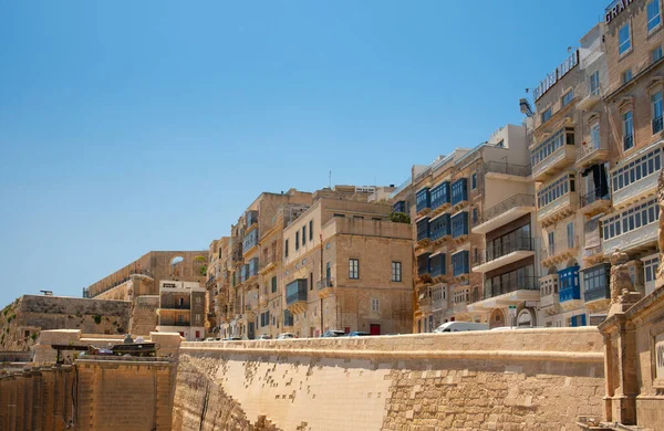 Détail Côte Malte Avec Des Maisons Historiques Derrière Mur Épais — Photo