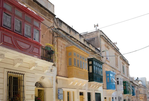 Malta Bir Sürü Konut Binası Olan Caddeler Binalarda Küçük Pencereli — Stok fotoğraf