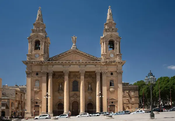 Malta Daki Publius Kilisesinin Önünde Bir Adam Duruyor Kiliseye Doğru — Stok fotoğraf