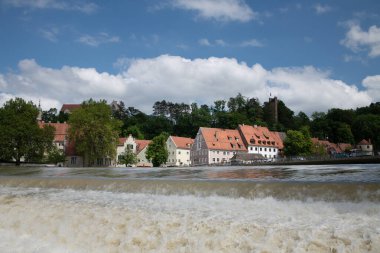 06.06.2024, Lech çok su taşır. Kahverengi nehir Landsberg am Lech 'i geçiyor. Eski kasaba kükreyen su kütlelerinin arkasında görülebilir..