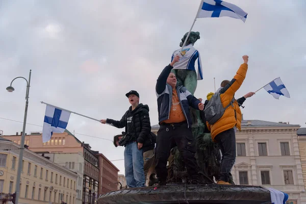 芬兰赫尔辛基 2022年2月20日 芬兰冰球迷在芬兰国家冰球队球衣的哈维丝阿曼达雕像前庆祝芬兰人在2022年北京奥运会上首次获得奥运会冰球金牌 — 图库照片