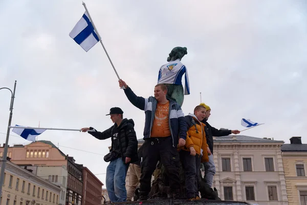 Helsinki Finlandia Lutego 2022 Finlandzcy Fani Hokeja Lodzie Świętują Pierwszy — Zdjęcie stockowe