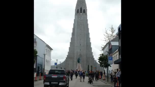 Hallgrimskirkja White Concrete Church Overlooking Skolavordustigur Street Central Reykjavik Iceland — Video Stock