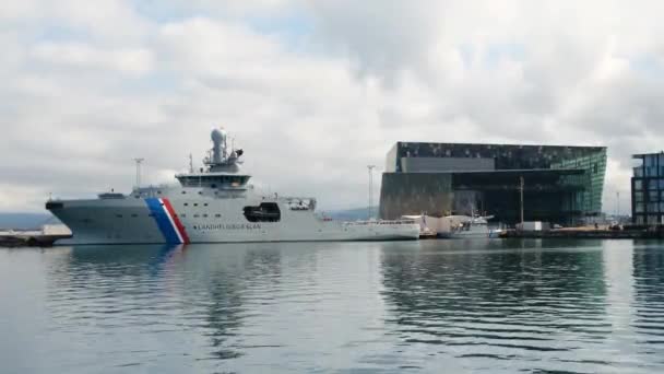 アイスランド沿岸警備隊の船がアイスランドのハルパ コンサートホール横のレイキャビクの古い港に係留されました — ストック動画