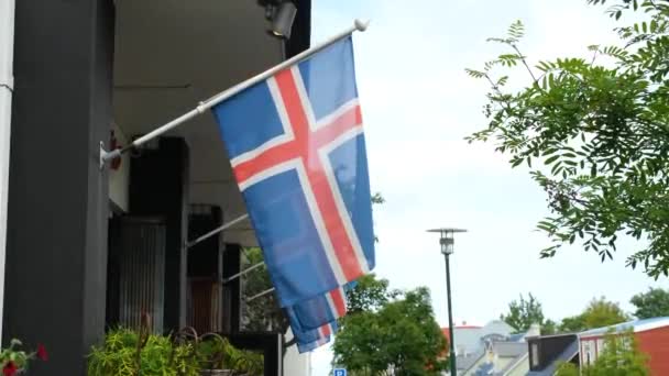 Исландские Флаги Висящие Здании Рейкьявике Летом Исландия — стоковое видео