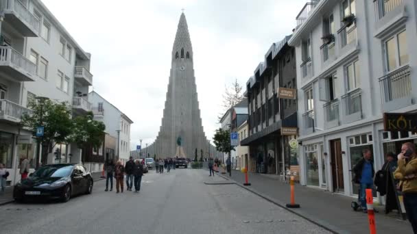 Hallgrimskirkja White Concrete Church Overlooking Skolavordustigur Street Central Reykjavik Iceland — 비디오