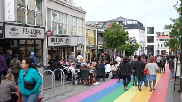 Tourists Walking Rainbow Street Skolavordustigur Reykjavik Iceland — Stockvideo