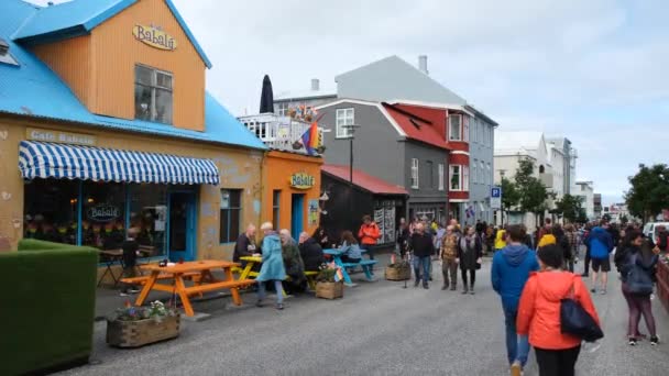 Tourists Walking Skolavordustigur Street Summer Reykjavik Iceland — Stok video