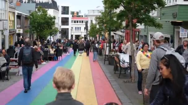 Tourists Walking Rainbow Street Skolavordustigur Reykjavik Iceland — Stockvideo