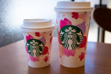 13 Mart 2023 - Tokyo, Japonya: Sakura Kiraz çiçeği temalı Starbucks kahve fincanları