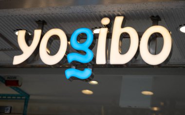13 Mart 2023 - Tokyo, Japonya: Yogibo mobilya mağazasının logosunu kapatın