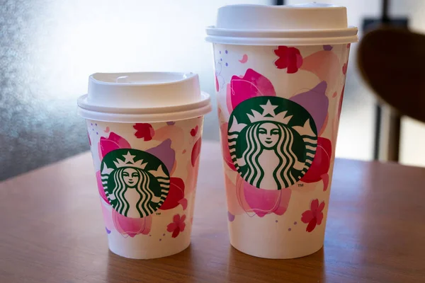 März 2023 Tokio Japan Sakura Kirschblüten Starbucks Kaffeetassen lizenzfreie Stockfotos