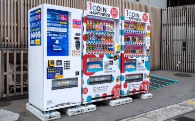 13 Mart 2023 - Tokyo, Japonya: Tokyo caddesinde tipik 1 madeni para mutluluk otomatları