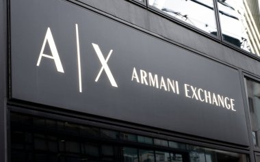 13 Mart 2023 - Tokyo, Japonya: Armani Exchange mağazasının logosunu kapatın, Tokyo, Japonya