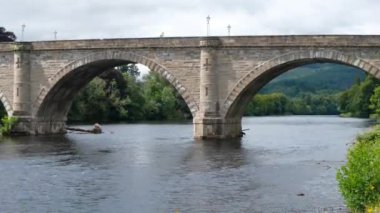 Dunkeld Köprüsü yazın Tay Nehri üzerinde, Perthshire, İskoçya