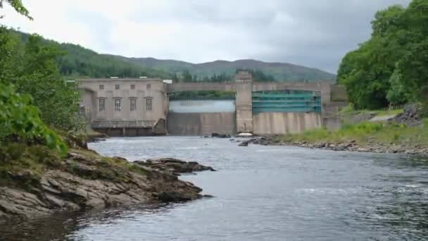 Une Rivière Rocheuse Tummel Pitlochry Dam Pendant Une Journée Été — Video