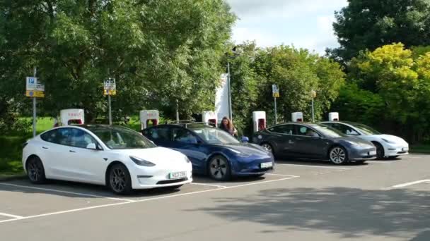 Abbington Escocia Julio 2023 Vehículo Eléctrico Tesla Carga Punto Súper — Vídeo de stock