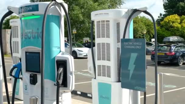 Абингтон Шотландия Июля 2023 Года Закрытие Парковочных Мест Зарядки Электромобилей — стоковое видео