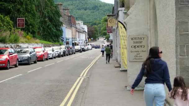 Dunkeld Escócia Julho 2023 Pessoas Andando Pela Atholl Street Dunkeld — Vídeo de Stock