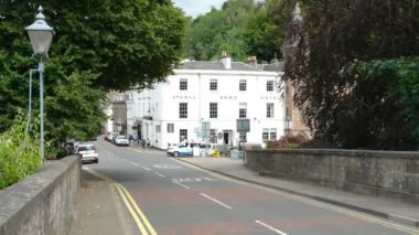 Dunkeld, İskoçya - 25 Temmuz 2023: İskoçya 'da yaz boyunca Dunkeld Köprü Sokağı